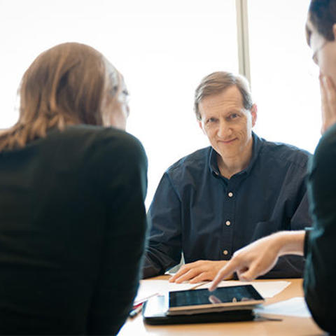 Gary King in a small-group seminar with students around a table